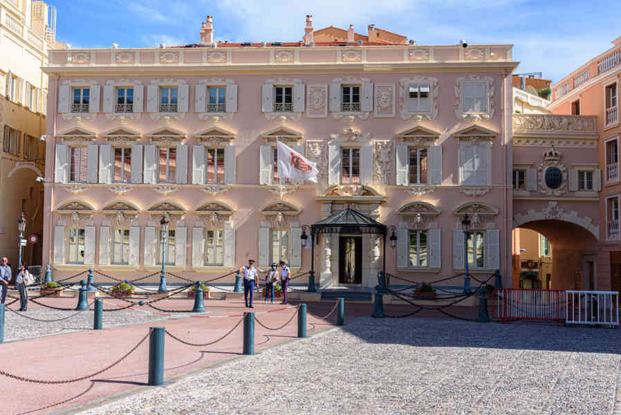 Principado de Mónaco 16 - Montecarlo - plaza del Palacio - cuartel de los Carabineros.jpg